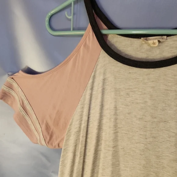 Hem & Thread Cold Shoulder Top - Pink and Gray Sz L - Picture 3 of 7